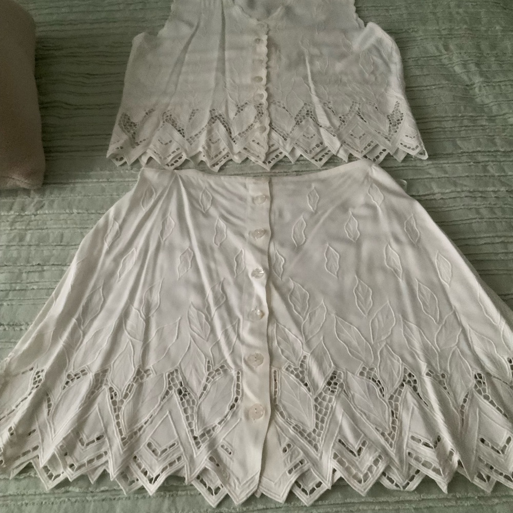 WHITE SLEEVELESS BLOUSE & SKIRT SET. SERENDIPITY